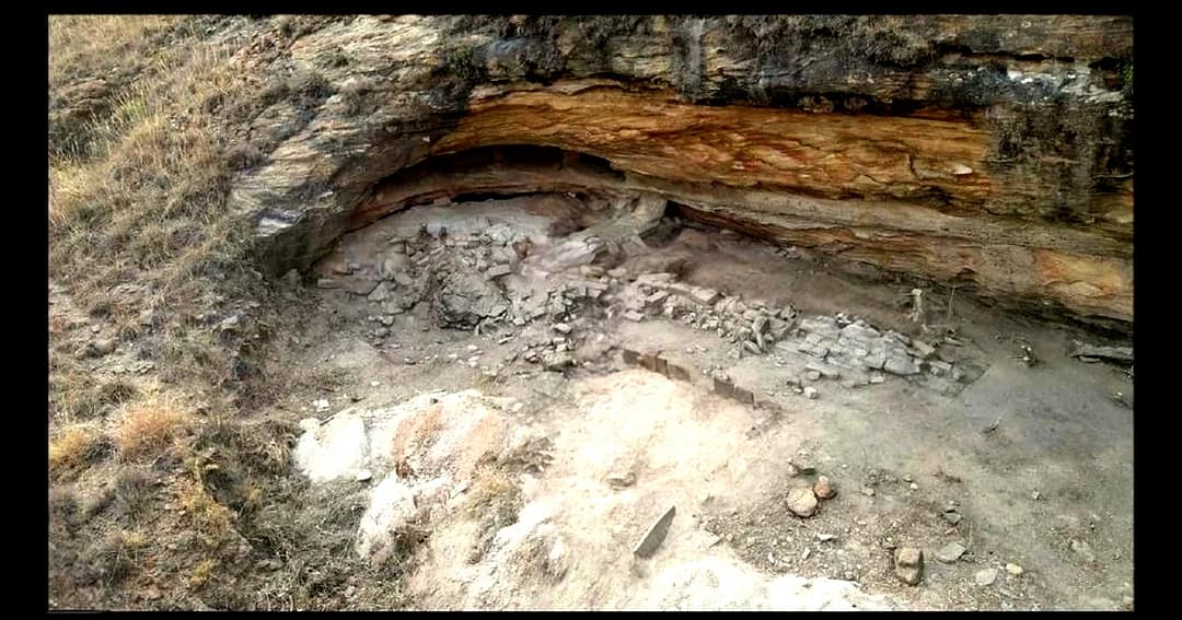 Teniky: sandstone walls